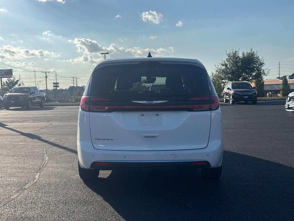 Used 2024 Chrysler Pacifica Touring-L FWD image 12