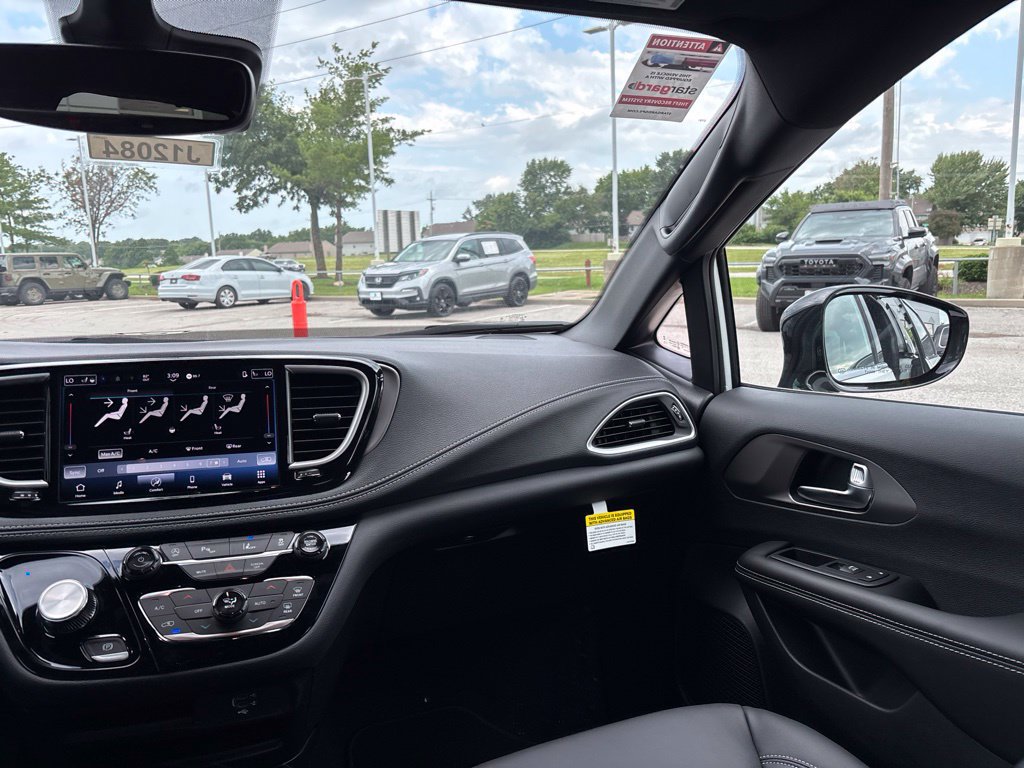 New 2027 Chrysler Pacifica Select FWD image 46