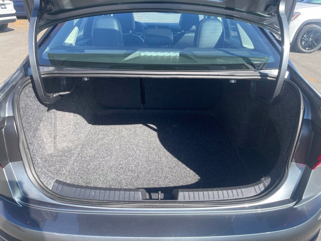Used 2025 Volkswagen Jetta SE FWD image 19