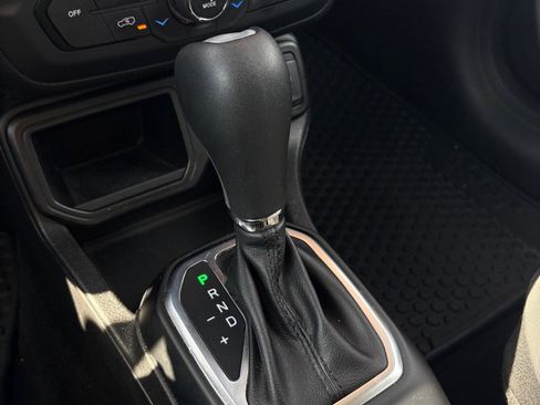 Used 2018 Jeep Renegade Altitude FWD image 32