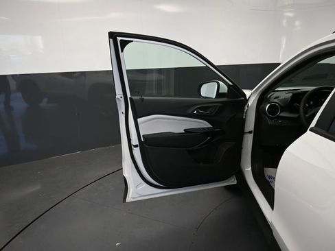 Used 2025 Chevrolet Trax LT FWD image 23