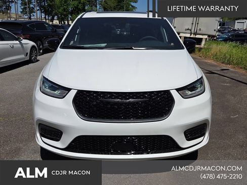 New 2026 Chrysler Pacifica Limited w/ S Appearance Package FWD image 3