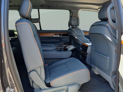 Used 2022 Jeep Grand Wagoneer Series II w/ Convenience Group III AWD/4WD image 14