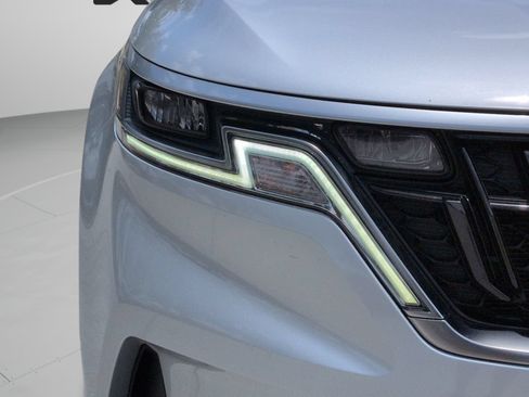 Certified 2023 Kia Carnival LX FWD image 12