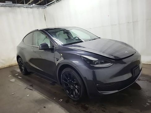 Used 2024 Tesla Model Y Long Range AWD/4WD image 3