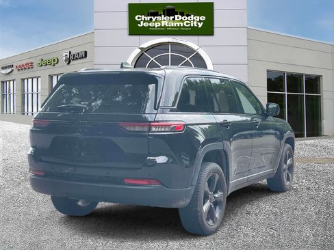 Used 2023 Jeep Grand Cherokee Limited w/ Black Appearance Package AWD/4WD image 5