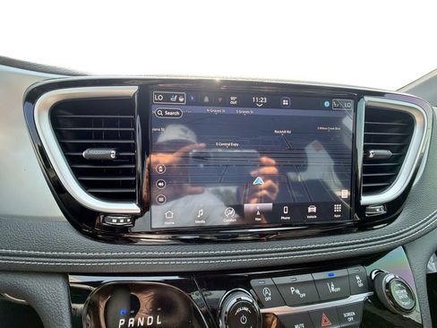 New 2026 Chrysler Pacifica Limited w/ Uconnect Theater Family Group FWD image 20