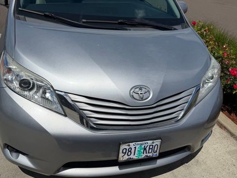 Used 2017 Toyota Sienna LE FWD image 1