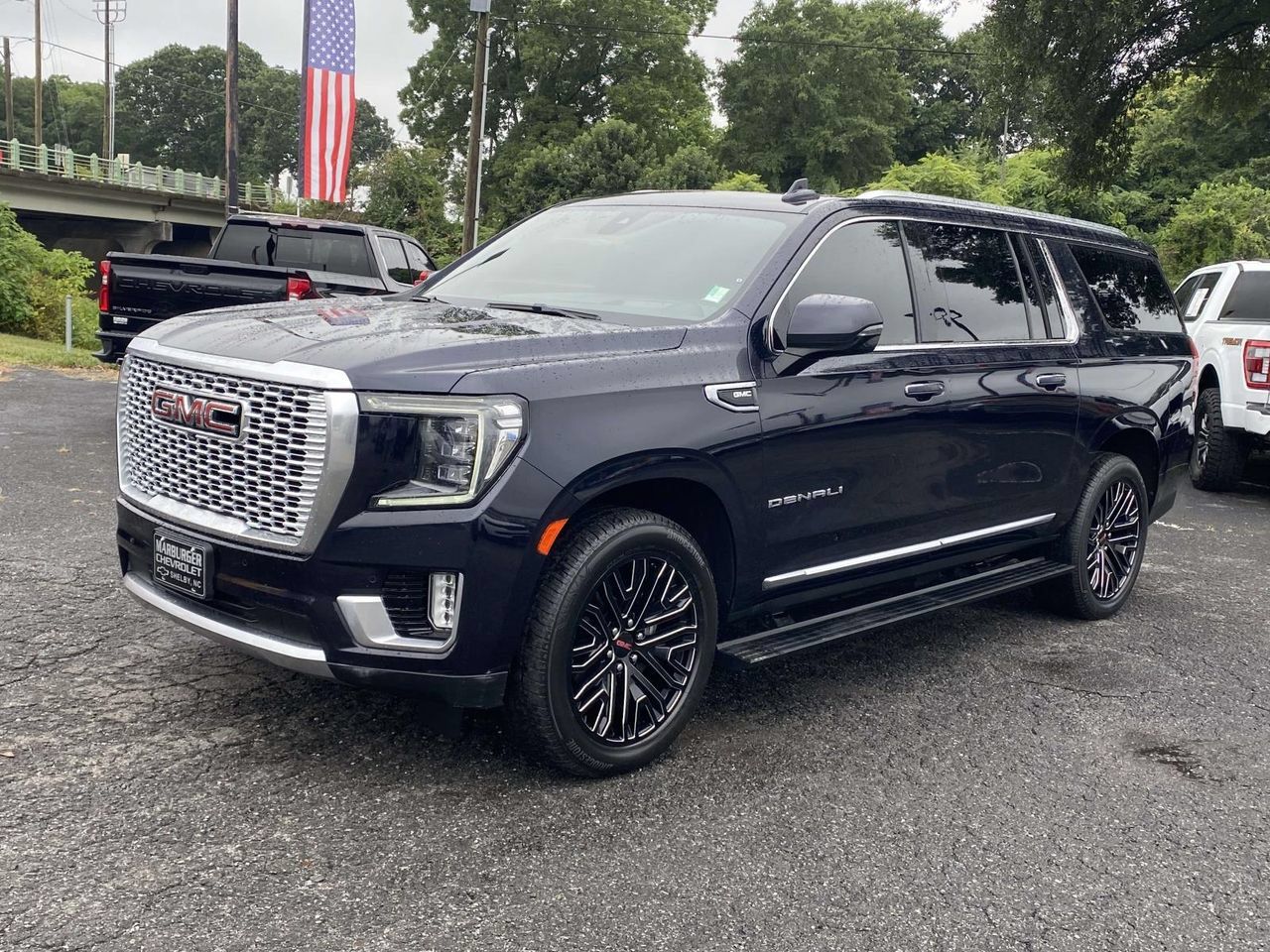 Used 2021 GMC Yukon XL Denali w/ Denali Premium Package AWD/4WD image 3