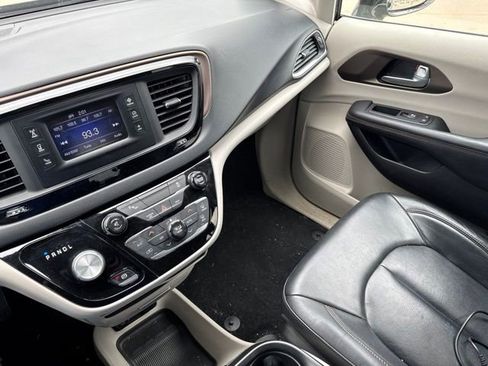 Used 2017 Chrysler Pacifica Touring-L FWD image 27