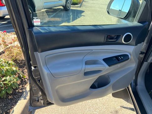 Used 2015 Toyota Tacoma w/ TRD Sport Package image 11