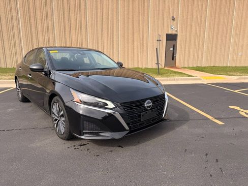 Used 2024 Nissan Altima 2.5 SV image 2