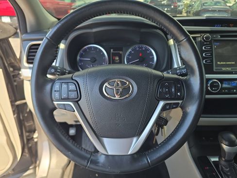 Used 2018 Toyota Highlander Plus FWD image 23