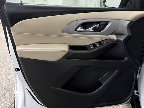Used 2023 Chevrolet Traverse LS image 3