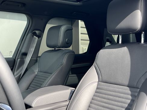 New 2024 Land Rover Discovery Dynamic SE image 16