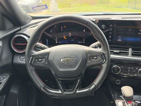 Used 2024 Chevrolet Trax RS w/ Sunroof Package FWD image 12
