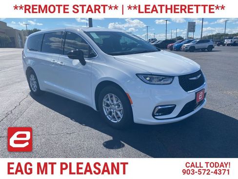 New 2026 Chrysler Pacifica Select image 1