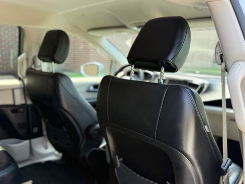 Used 2020 Chrysler Pacifica Touring-L FWD image 28