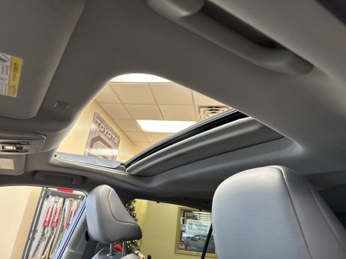 Used 2021 Toyota Highlander XLE image 7