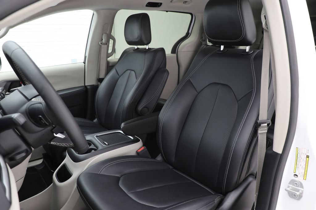 Used 2024 Chrysler Pacifica Touring-L FWD image 15