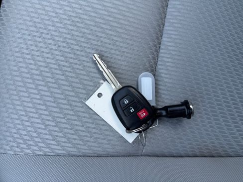 Used 2014 Toyota Highlander LE AWD/4WD image 10