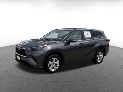 Used 2025 Toyota Highlander LE image 8