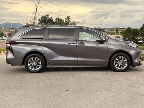 Used 2023 Toyota Sienna XLE w/ XLE Plus Package AWD/4WD image 9