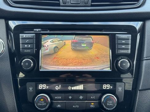 Used 2018 Nissan Rogue SV image 4