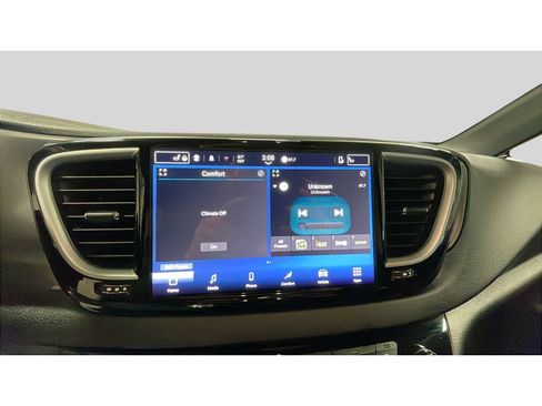 Used 2025 Chrysler Pacifica Select image 13
