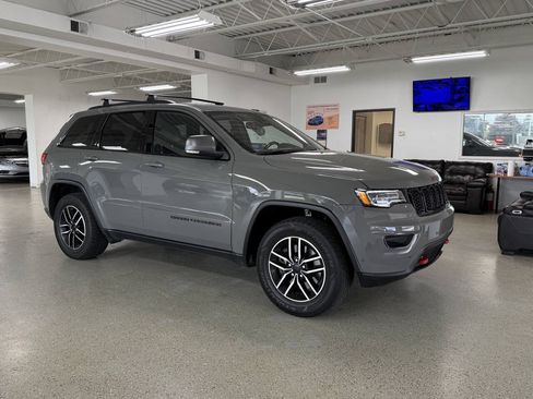 Used 2021 Jeep Grand Cherokee Trailhawk w/ Premium Lighting Group AWD/4WD image 4