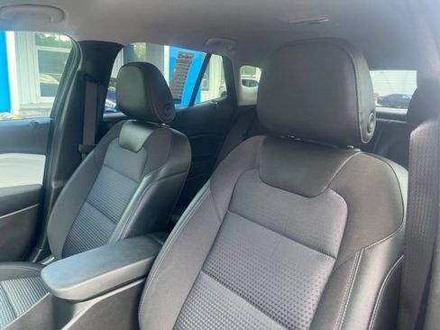 Used 2025 Chevrolet Trax LT w/ LT Convenience Package FWD image 11