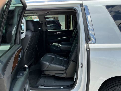 Used 2020 Cadillac Escalade ESV Luxury AWD/4WD image 11