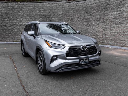 Used 2023 Toyota Highlander XLE image 2