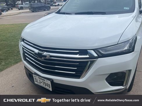Used 2023 Chevrolet Traverse LT image 3