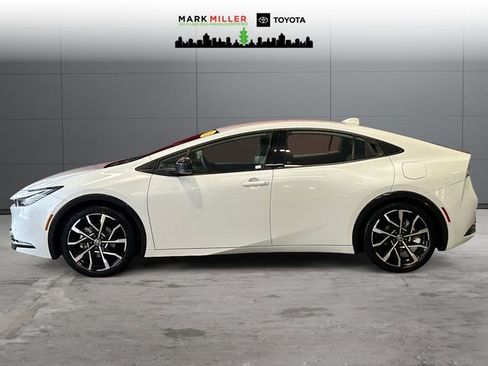 Used 2025 Toyota Prius Plug-In Hybrid image 2