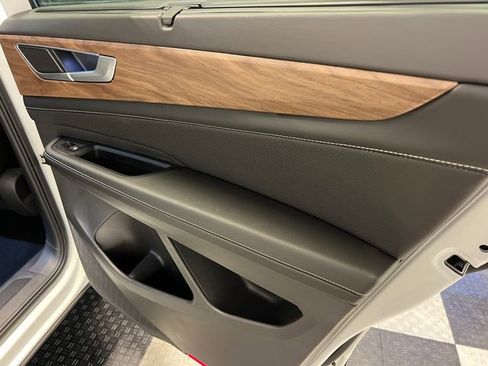 Certified 2024 Volkswagen Atlas SE w/ Black Wheel Package FWD image 14