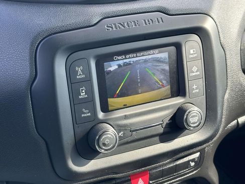 Used 2017 Jeep Renegade Latitude w/ Cold Weather Group image 27