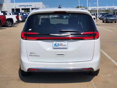 Used 2023 Chrysler Pacifica Touring-L FWD image 6