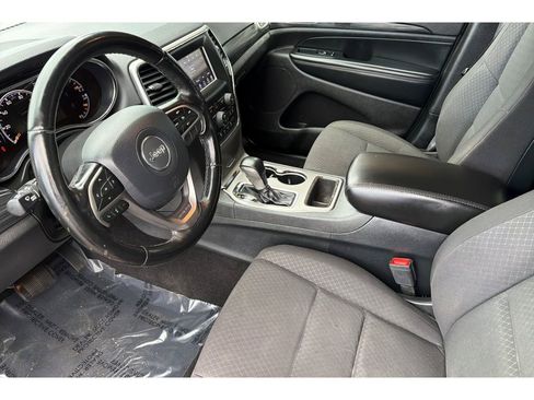 Used 2020 Jeep Grand Cherokee Laredo image 12