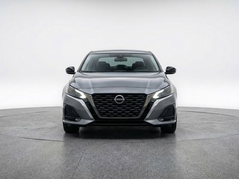 Used 2025 Nissan Altima 2.5 SV image 2