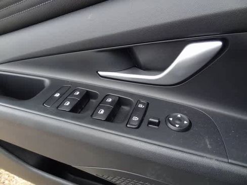 Used 2023 Hyundai Elantra Limited image 17