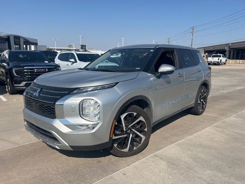 Used 2024 Mitsubishi Outlander SE image 2