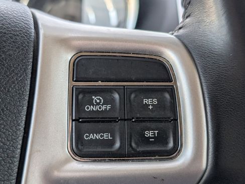 Used 2016 Chrysler Town & Country Touring image 14