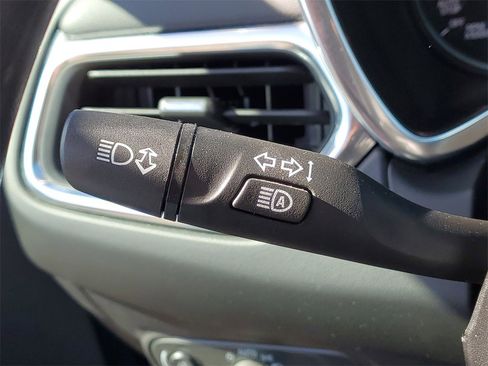 Used 2021 Chevrolet Equinox LT image 18