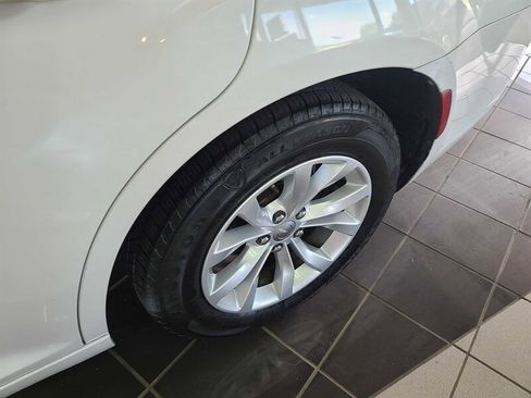 Used 2015 Chrysler 300 Limited image 35
