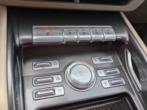 Used 2025 Lincoln Nautilus Premier image 15