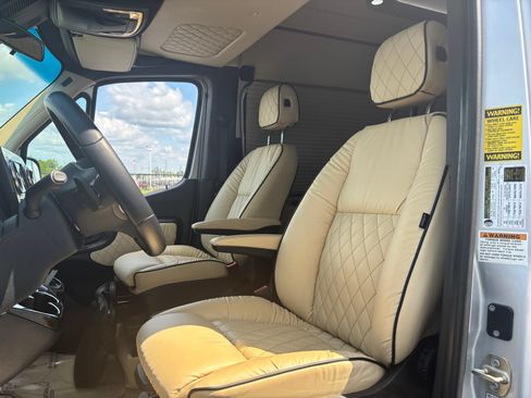 Used 2020 Mercedes-Benz Sprinter 2500 w/ Windows All Around Package image 20