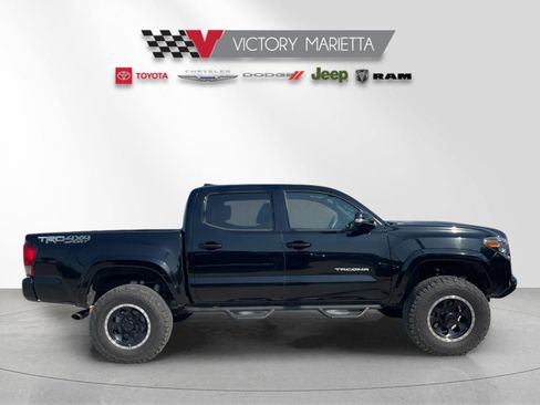 Used 2017 Toyota Tacoma TRD Sport AWD/4WD image 5