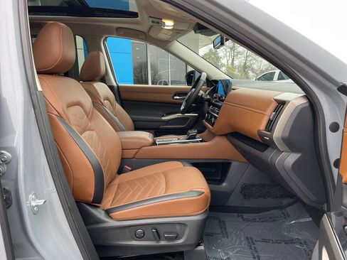 Used 2025 Nissan Pathfinder Platinum w/ Cargo Package image 27