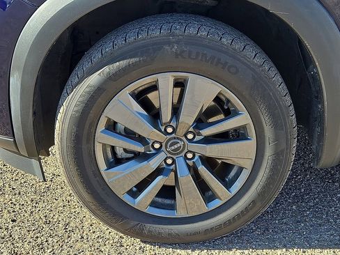 Used 2024 Nissan Pathfinder SV image 11